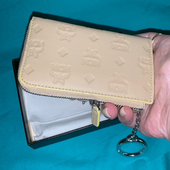 NEW MCM Mini Croissant Logo-Embossed Leather Aren Zip Wallet w/ Key Ring 5 x 3 - Picture 4 of 7